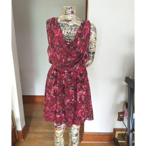 Alice + Olivia Dresses & Skirts - SALE! EUC. ALICE + OLIVIA Pink Print Dress sz Med